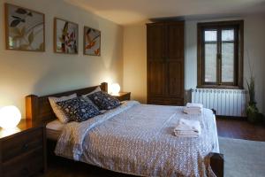 大特尔诺沃Veliko Tarnovo Villa Lora的一间卧室配有一张床,上面有两条毛巾