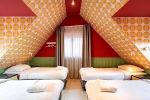阿姆斯特丹经济型旅游酒店的红色和黄色墙壁的四床间