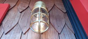 卡斯特鲁Bledford Chiloé的木门上的铜门敲门器