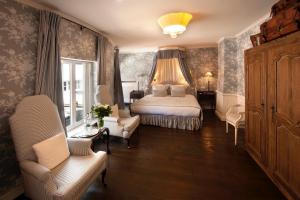 布鲁日潘德酒店 - 世界小型豪华酒店成员的一间卧室配有床、椅子和窗户