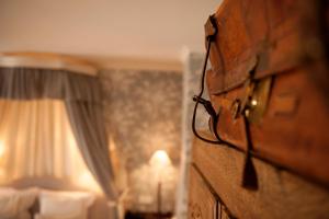 布鲁日潘德酒店 - 世界小型豪华酒店成员的带砖墙的卧室