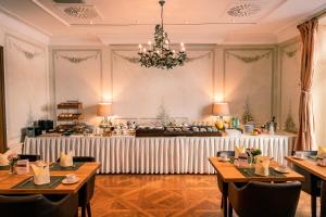 柏林路易莎故居酒店的一间设有桌子的用餐室和自助餐