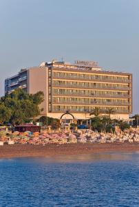 罗德镇地中海酒店的海滩上设有椅子和遮阳伞的酒店