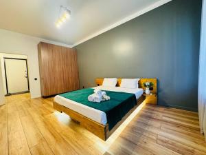 阿拉木图Infinity Estate Atameken的一间卧室,配有一张带两个泰迪熊的床