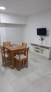 GualeguaychúLA ESTACION的一间带桌椅和电视的用餐室
