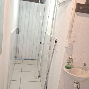 弗洛里亚诺波利斯Tiny House da Tata的带淋浴和盥洗盆的浴室