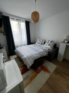 特里尼亚克Chambre Privée chez L' Habitant的一间卧室配有一张床和一张沙发