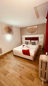 巴黎拉法叶特庭院剧场酒店的卧室配有一张白色的大床,铺有木地板