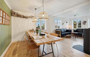 奥本罗Lovely Home In Aabenraa With Kitchen的用餐室以及带桌椅的起居室。