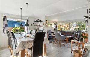 科瑟Amazing Home In Korsr With Kitchen的用餐室以及带桌椅的起居室。
