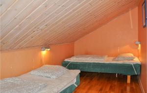 萨伦6 Bedroom Gorgeous Apartment In Slen的配有木天花板的客房内的两张床