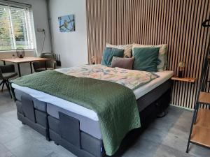 WapenveldB&B Vogelhof的一间卧室,卧室内配有一张大床