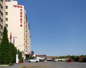 利沃夫Sonata Hotel & Restaurant "готель Соната"的前面有停车场的酒店