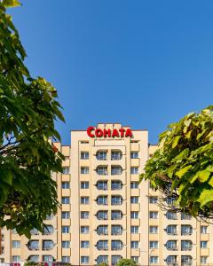 利沃夫Sonata Hotel & Restaurant "готель Соната"的上面有卡纳达标志的建筑