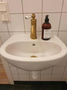于默奥Centrala stan Hel 2 rums Gästsvit的浴室水槽和一瓶肥皂