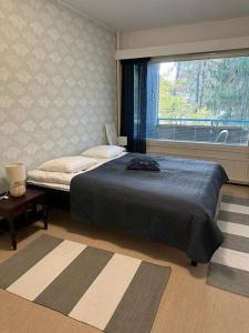 科特卡Welcomly apartment MILA的一间卧室设有一张大床和一个窗户。