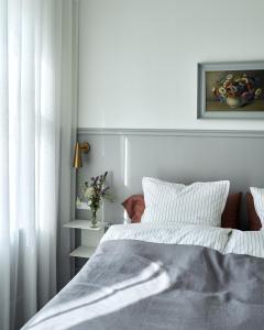 锡尔克堡Hotel Ny Hattenæs的白色的卧室设有床和窗户