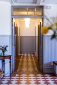 锡尔克堡Hotel Ny Hattenæs的门廊和 ⁇ 板