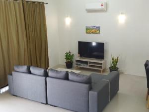 峇都丁宜Pinang Beach Home @ Ferringhi的带沙发和电视的客厅