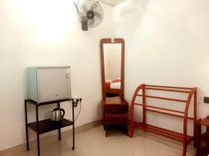 锡吉里亚帕丽塔民宿的一间带镜子、水槽和风扇的浴室