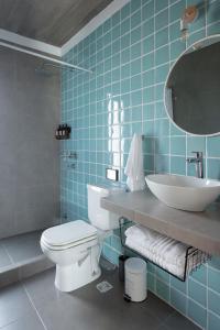 德尔迪阿布罗角Complejo il Pensiero Punta del Diablo的蓝色瓷砖浴室设有卫生间和水槽