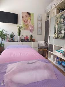 柯尼希施泰因易北Luxuriöse Ferienwohnungen的一间卧室配有一张带粉红色床罩的床