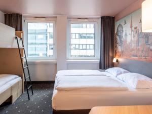 纽伦堡纽伦堡中央火车站住宿加早餐酒店的酒店客房带两张床和两个窗户