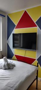伦敦Richmond London 2 bed room Appartement的一间卧室设有色彩缤纷的墙壁和床