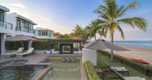 盼武里Tolani Le Bayburi Villas, Hua Hin - Pranburi的海滩旁带游泳池的房子