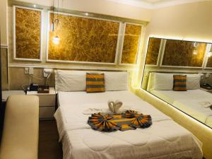 胡志明市Jewel Hotel的配有两张床的酒店客房,并备有托盘