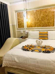 胡志明市Jewel Hotel的酒店客房,配有一张带弓的床铺