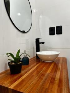 里韦拉Casa de los lagos的浴室设有白色水槽和镜子
