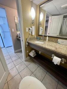 默特尔比奇Caravelle Resort的一间带水槽、卫生间和镜子的浴室
