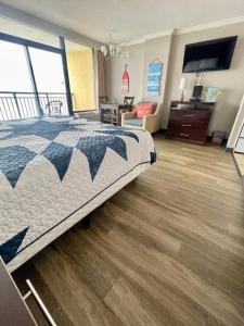 默特尔比奇Caravelle Resort的一间卧室设有一张大床,铺有木地板。