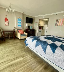 默特尔比奇Caravelle Resort的一间卧室配有一张床、一间厨房和一个客厅