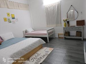 Cu ChiHomestay Mẹ Khang villas,Camping,Glamping的一间卧室配有一张床、一张书桌和一面镜子