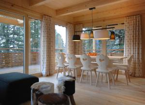 图拉彻霍赫AlpenChalet ZirbenDuft的客厅配有桌子和白色椅子