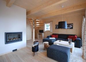图拉彻霍赫AlpenChalet ZirbenDuft的带沙发和壁炉的客厅