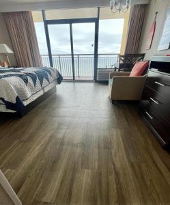 默特尔比奇Caravelle Resort的一间卧室设有一张床,享有阳台的景色