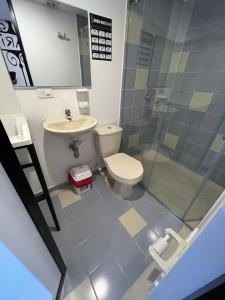 波哥大Dubai vip的浴室配有卫生间、盥洗盆和淋浴。