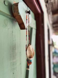 基济姆卡济Mawingu lodge的挂在墙上的木头物体