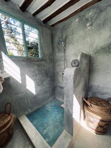 基济姆卡济Mawingu lodge的一间带淋浴的浴室