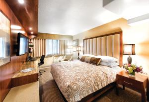 费尔班克斯韦斯特马克费尔班克斯酒店及会议中心的酒店客房设有一张大床和一张书桌。