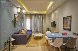 开罗新开罗领胜公寓的客厅配有沙发和桌子
