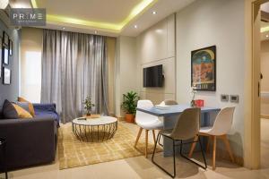 开罗新开罗领胜公寓的客厅配有沙发和桌椅