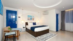岘港Lucia Beach Hotel的配有一张床和一把椅子的酒店客房