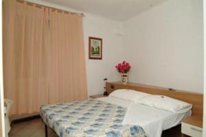 热那亚阿瓜利欧酒店的一间卧室,配有一张床和花瓶