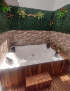 吉拉尔多特Casa Vacacional con Jacuzzi en Girardot Cundinamarca的植物间的大浴缸