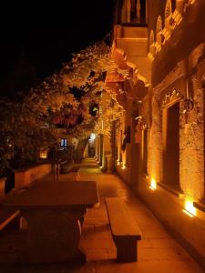 阿瓦诺斯Mozaik Stone Hotel的大楼前有两长凳的夜间小巷