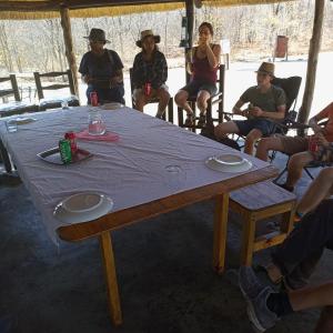 NataMokoka Rest Camp的一群人坐在桌子旁